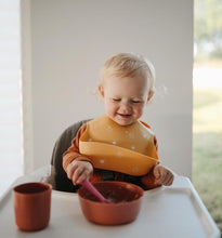 Görseli Galeri görüntüleyiciye yükleyin, Mushie Silicone Baby Bib (Rocket Ship) - Mushie Mama Önlüğü
