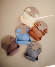 Görseli Galeri görüntüleyiciye yükleyin, Mushie Silicone Baby Bib (Woodchuck) - Mushie Mama Önlüğü
