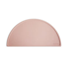 Görseli Galeri görüntüleyiciye yükleyin, Mushie Silicone Place Mat (Blush)
