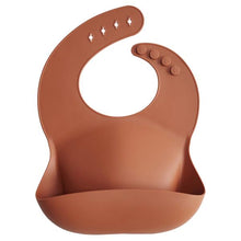 Görseli Galeri görüntüleyiciye yükleyin, Mushie Silicone Baby Bib (Clay) - Mushie Mama Önlüğü
