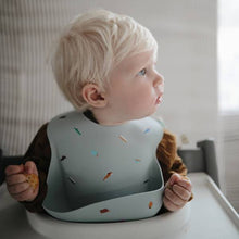 Görseli Galeri görüntüleyiciye yükleyin, Mushie Silicone Baby Bib (Sun) - Mushie Mama Önlüğü
